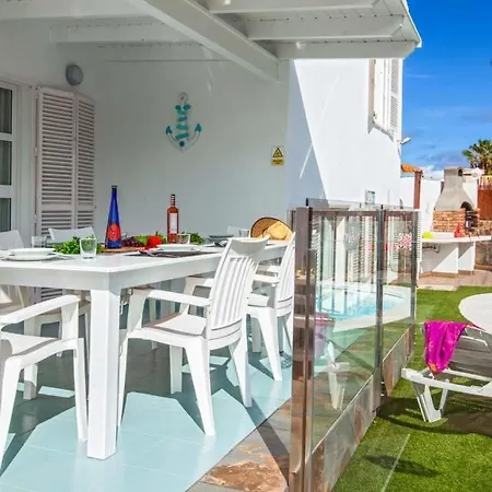 Villa Sleeps 8 With Pool Air Con And Wifi