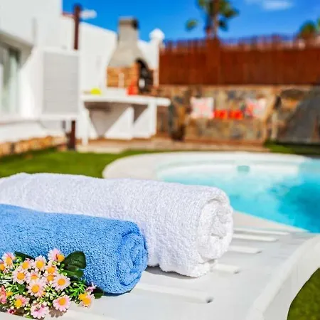 Villa Sleeps 8 With Pool Air Con And Wifi