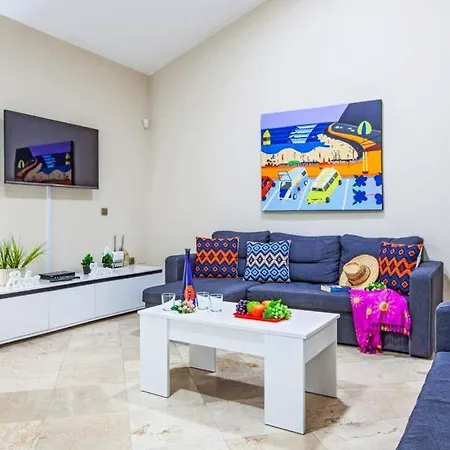 Sleeps 8 With Pool Air Con And Wifi *