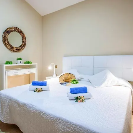 Sleeps 8 With Pool Air Con And Wifi * Corralejo