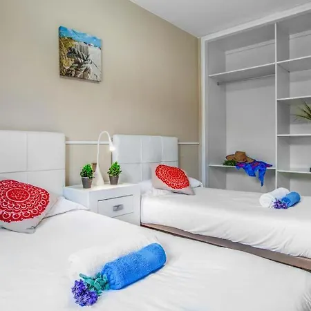 Sleeps 8 With Pool Air Con And Wifi * Corralejo